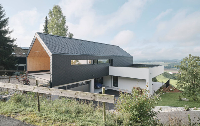 Skládaná střešní krytina Swisspearl na rodinném domě The Black Dragon (Černý drak) v Horním Rakousku v Zell am Pettenfirstu