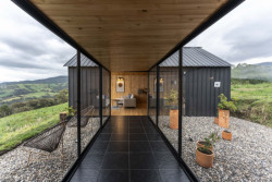 Modulární dvojdům od architekta jménem Rubén Gómez Gañán v Kolumbii