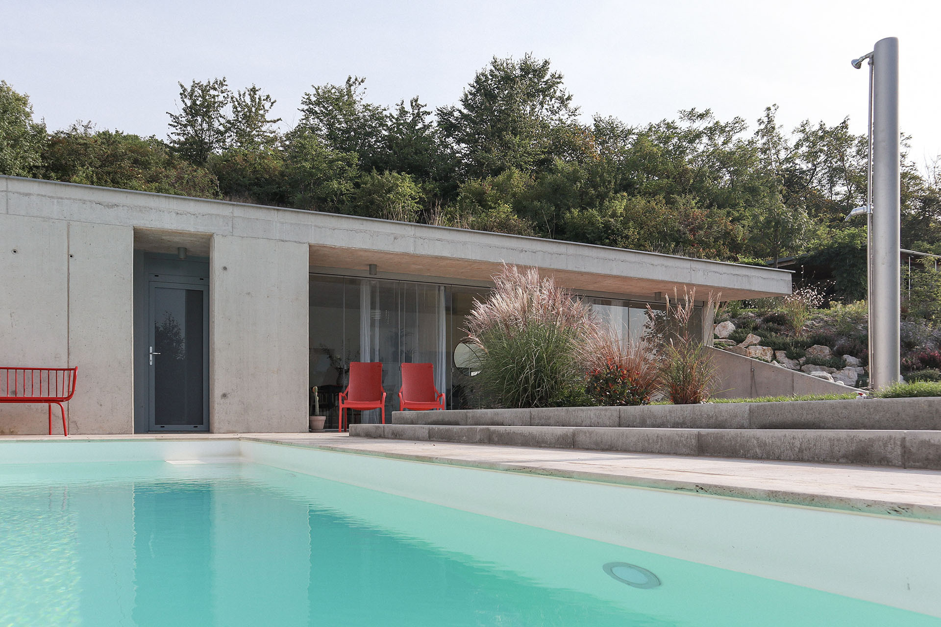 Hlavním aktérem je však venkovní bazén s možností zakrytí a samozřejmě rozlehlá terasa. (Zahradní domek, Adam Lukačovič)