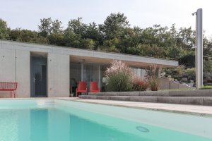 Hlavním aktérem je však venkovní bazén s možností zakrytí a samozřejmě rozlehlá terasa. (Zahradní domek, Adam Lukačovič)
