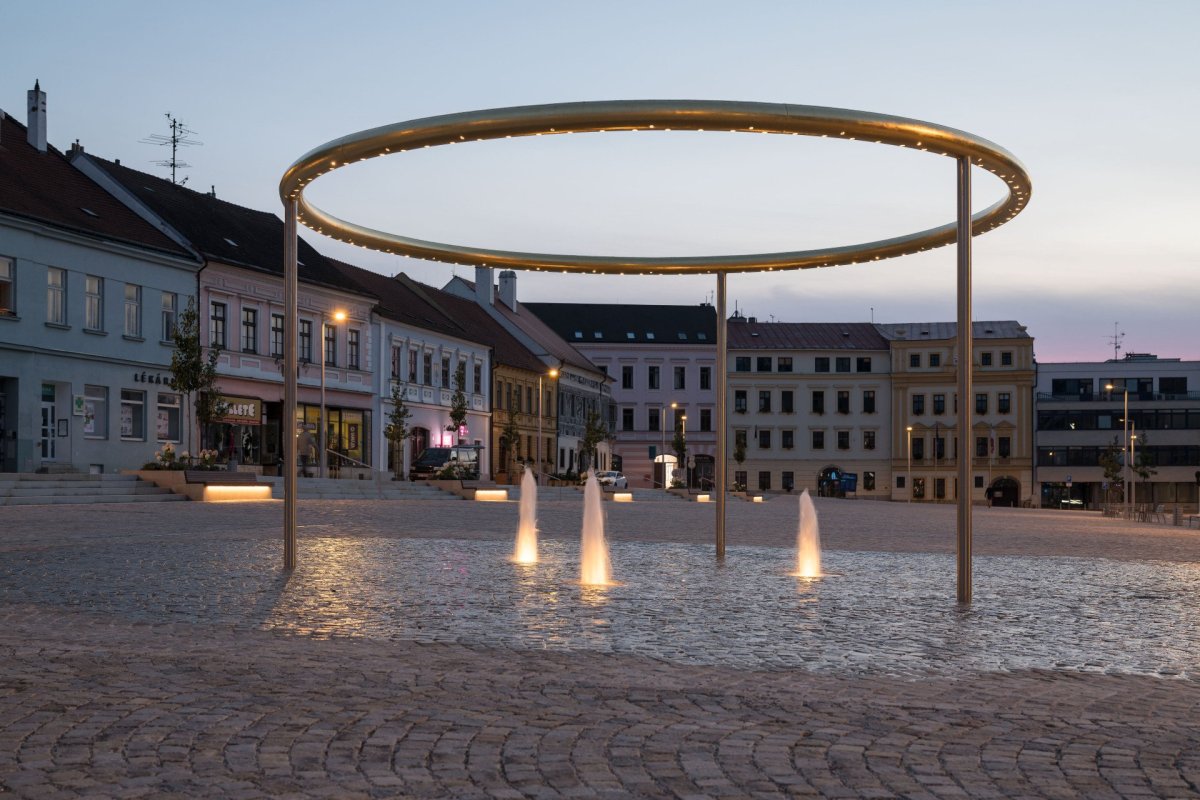 Rekonstrukce náměstí v Třebíči, Atelier RAW: vodní prvek od architektů ze studia H3T