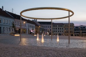 Rekonstrukce náměstí v Třebíči, Atelier RAW: vodní prvek od architektů ze studia H3T