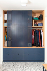 Skříně s posuvnými dveřmi z perforovaného plechu. (Interiér domu v Lysolajích, Amulet architekti)