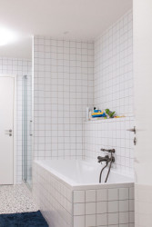 Koupelna (Interiér domu v Lysolajích, Amulet architekti)