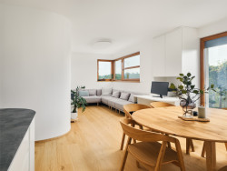 Celý byt se nově otevřel na jih. (Byt v Hostivaři, Michaela Socha)