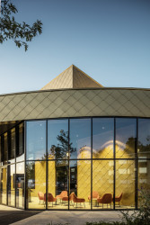 Multifunkční kulturní centrum v belgickém Kapellen obložené hliníkovými šablonami