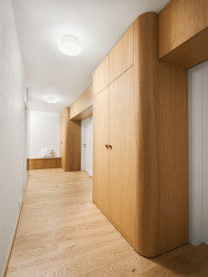 Celý byt se drží jednoho jasného tvarosloví – zaobleného. (Byt v Hostivaři, Michaela Socha)