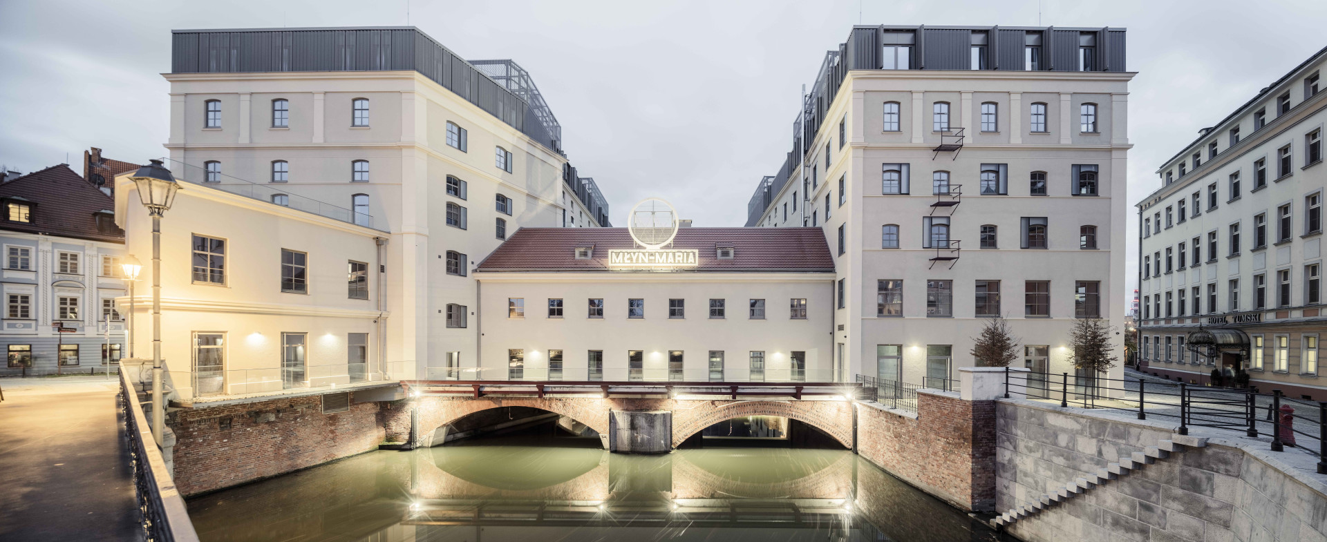 Studio Maćków proměnilo starý polský mlýn Maria. Nově se zde nachází 120 bytů.