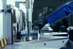 HI okna jsou produktovou značkou společnosti HINTON. Zaměřují se na kompletní dodávku a realizaci hliníkových oken, dveří a fasád