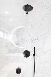 Ateliér Vrtiška & Žák navrhli interiér vily v pražské Troji v kombinaci světlých a tmavých odstínů