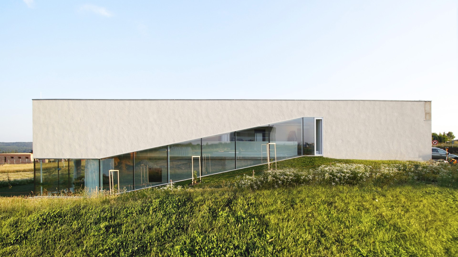 Umístit dům do svahu je náročnější úkol než stavět na rovině