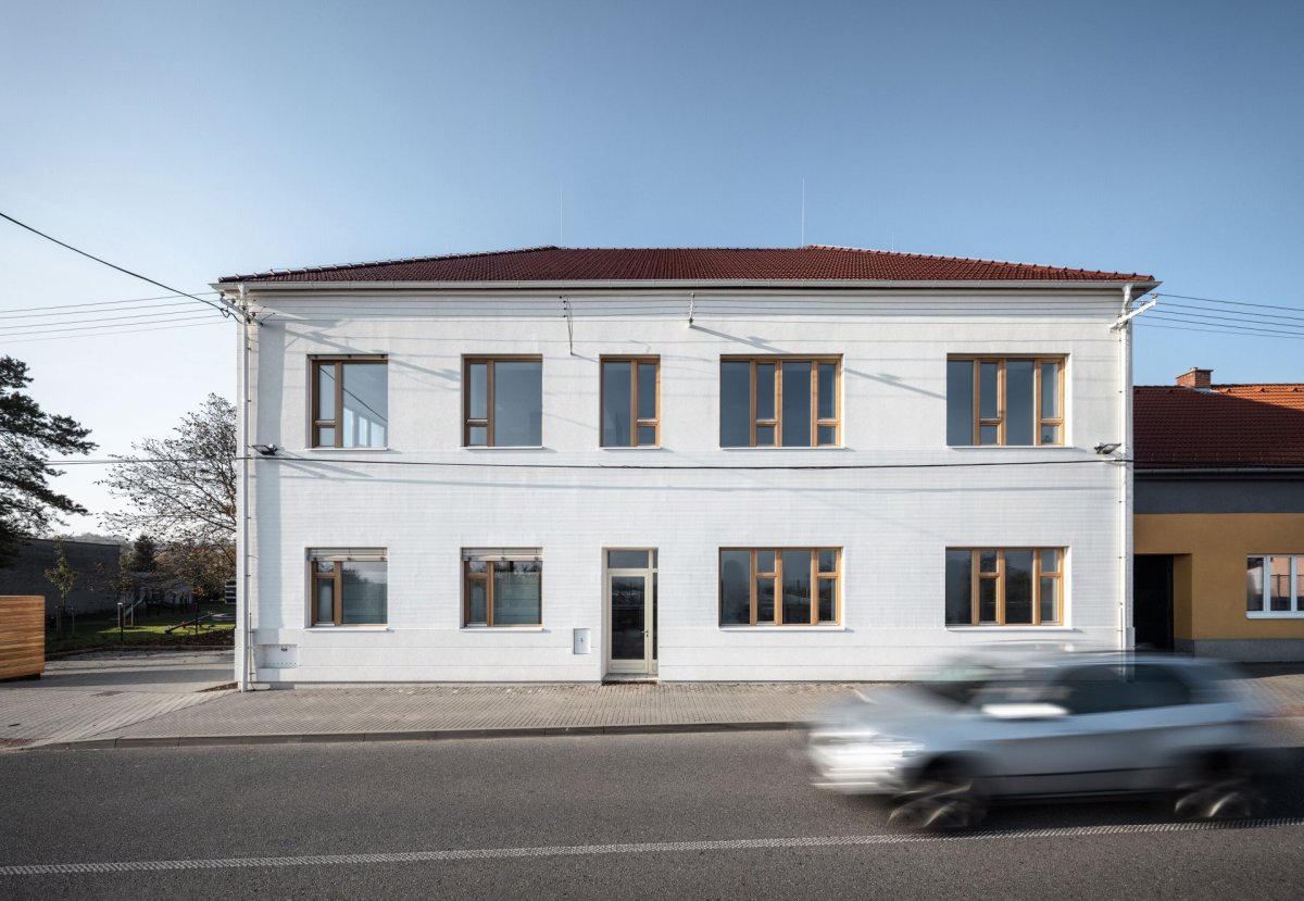 Rekonstrukce mateřské školy Polánka, ateliér CL3: Ve srovnáním se svými sousedy, klasickými vesnickými domky, je však o poznání objemnější.