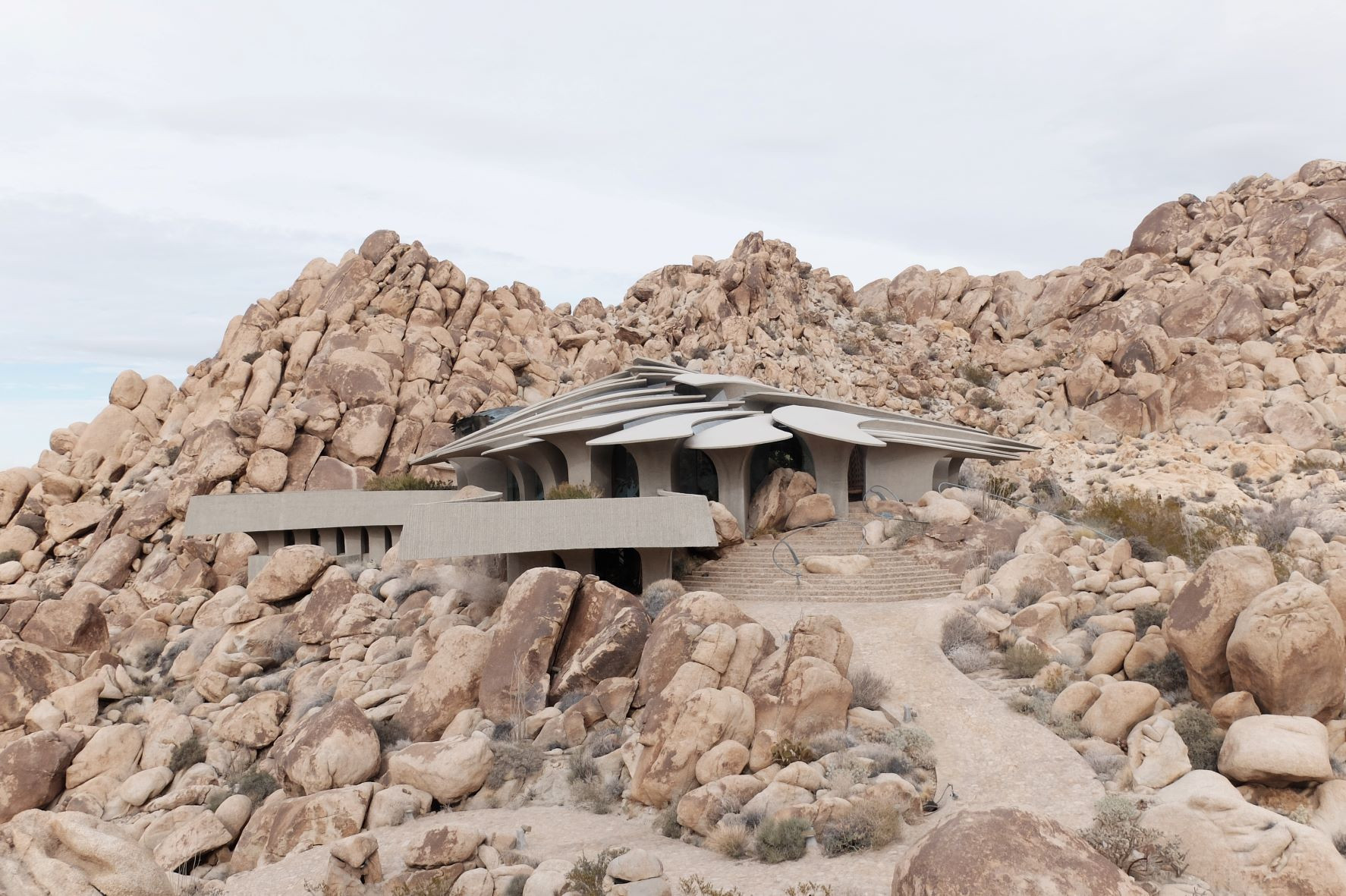 Od 30. 3 do 9. 7. 2023 je možné navštívit výstavu Mezi přírodou a člověkem ve Winternitzově vile, která si klade za cíl ukázat rozmanitosti organické architektury