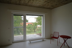 Využití jednotek limituje rozměrný radiátor umístěný před oknem. Fotografie bytu, do kterého se nájemníci budou teprve stěhovat.