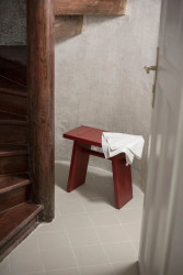 Spojovací schodiště a stolička od autorek interiéru (Apartmán v Laichterově domě, Other Projects Studio)