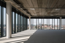 Na místě brněnského brownfieldu Vlněna vyrostl kancelářský komplex. Studio acht zde postavilo patnáctipodlažní prosklenou budovu s označením I.