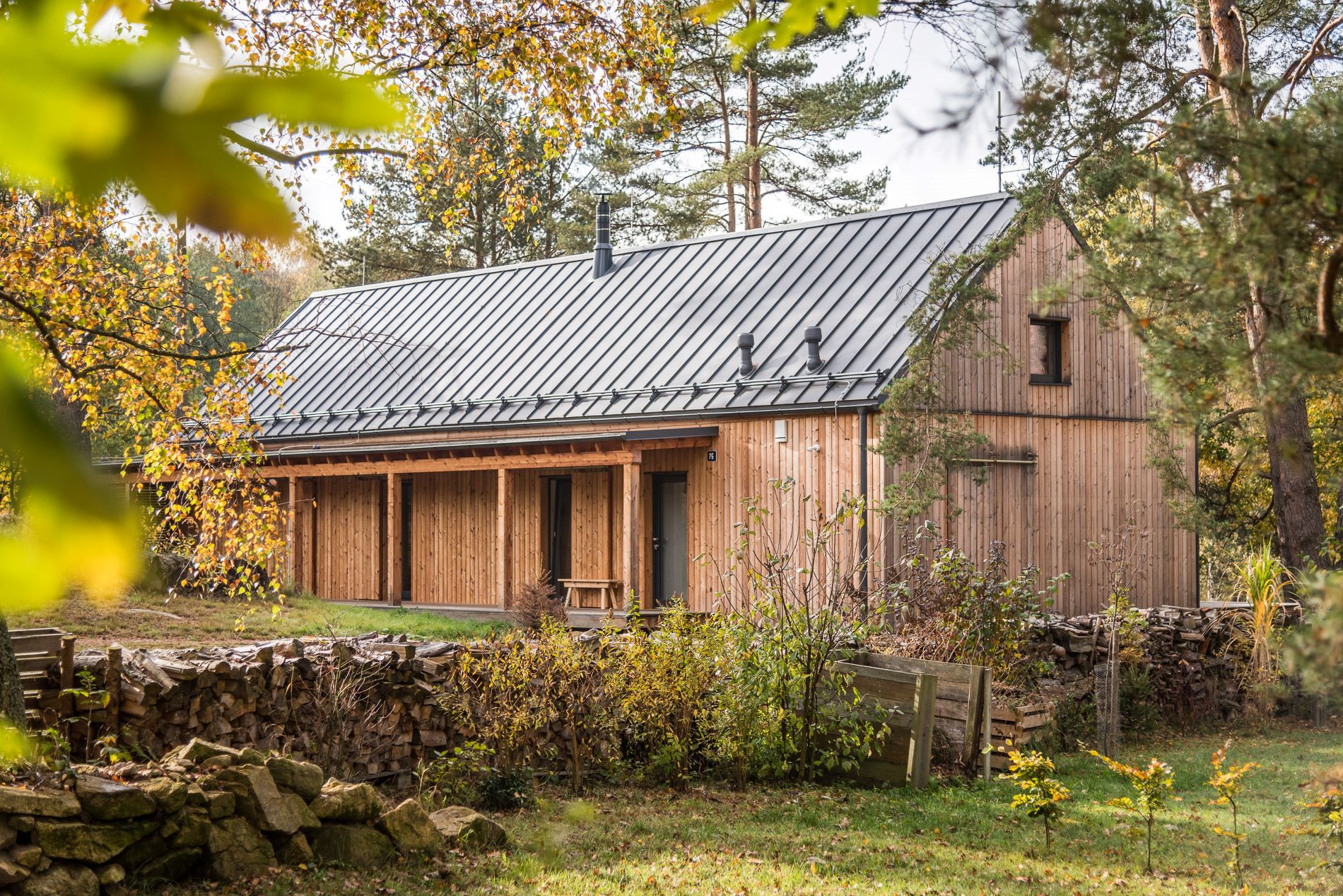 Přízemní stavba s fasádou ze sibiřského modřínu přirozeně zapadá do krajiny.