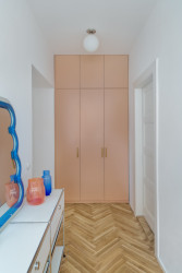 Dubové parkety kladené do stromečku navazují na tradiční podlahy prvorepublikových bytů. (Rekonstrukce bytu Žižkov, NOMAARCH)