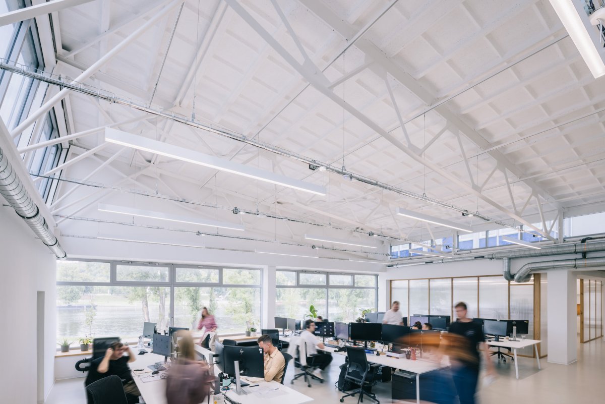 Architekti na prostoru oceňují jeho velkorysost a světlost. (Ateliér v panelárně od A8000)