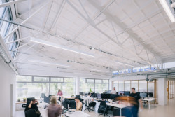 Architekti na prostoru oceňují jeho velkorysost a světlost. (Ateliér v panelárně od A8000)