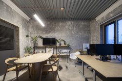 Interiér vlastního ateliéru, LINEAR: Ateliér se nachází v rekonstruované tovární budově Mlýnica