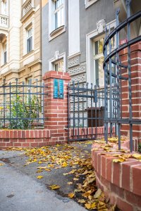 Cihelné zídky postavené z tradičních cihel z Cihelny Kadaň vytváří reprezentativní vstupní prostor, ladící s architekturou domu.