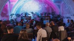 Místní spolek zde pravidelně organizuje kulturní akce, například debaty či autorská čtení. (Sadovsky & Architects, Apartmány v Rožnavě)