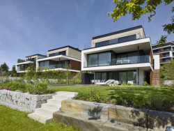 Vily a řadové domy mají všeobecně obdobnou materialitu a barvy jako bytové domy.