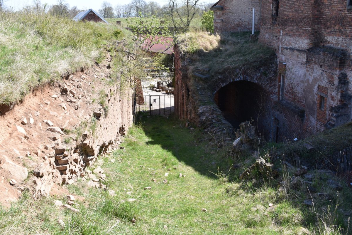 Oživení pevnosti Josefov, ateliér SVIŽN: spojnice III. a IV. Bastionu - dělová rampa před obnovou