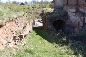 Oživení pevnosti Josefov, ateliér SVIŽN: spojnice III. a IV. Bastionu - dělová rampa před obnovou