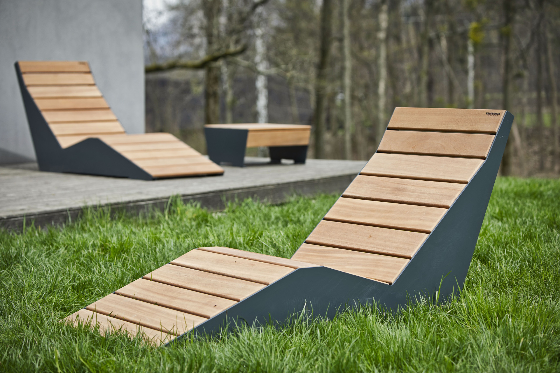 Lehátko z robustní ocelové konstrukce s exotickým dřevem Sapele.