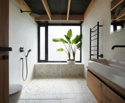 V patře se dále nachází dva dětské pokoje, ložnice, koupelna a prádelna. (Dům ve třech zahradách, Air ateliér)