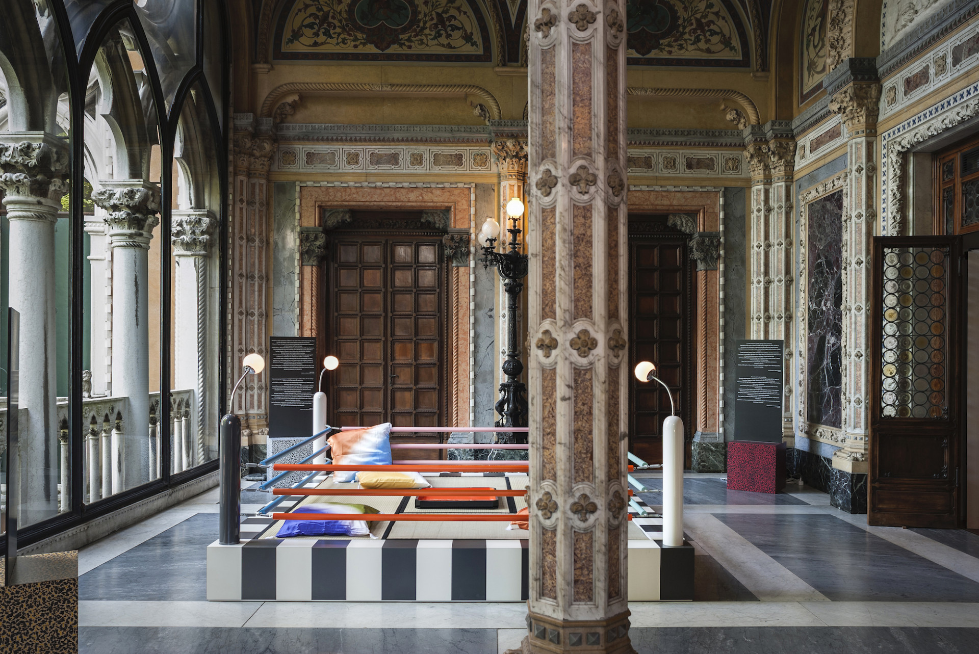 Výstava "MEMPHIS – Plastic Field” na bienále architektury v Benátkách v roce 2018. Zdroj: Memhpis Milano