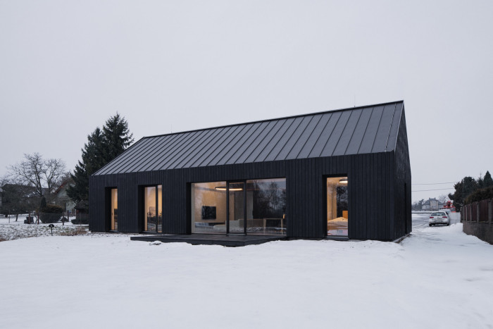 Všechno na jednom podlaží a pokud možno kompaktní, to je základní zadání tohoto domu. (Přízemní dům s fasádou z opalovaného dřeva; Luni architekti)