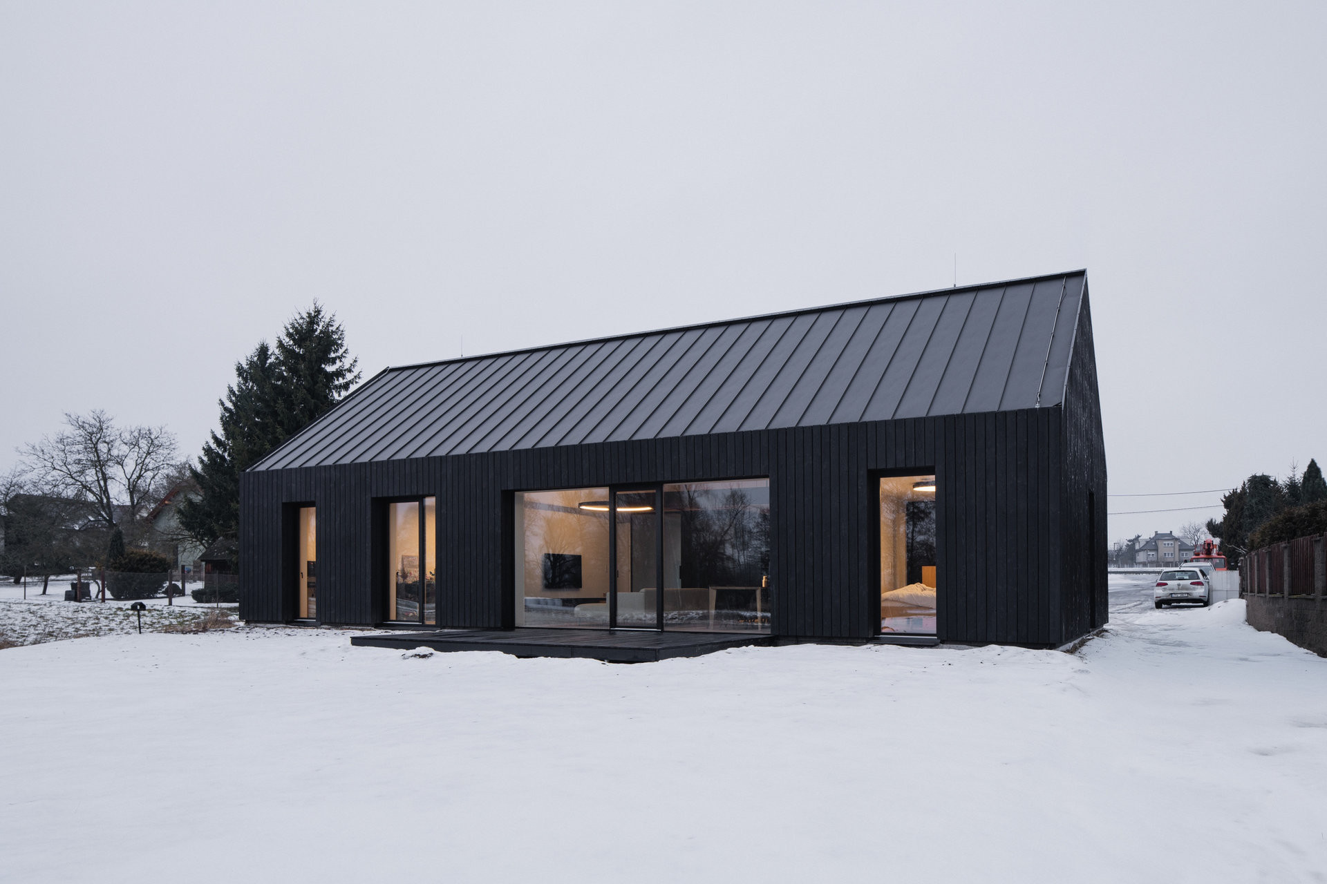 Všechno na jednom podlaží a pokud možno kompaktní, to je základní zadání tohoto domu. (Přízemní dům s fasádou z opalovaného dřeva; Luni architekti)