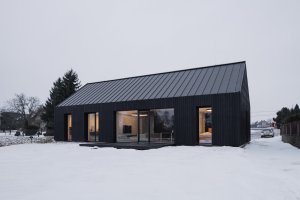 Všechno na jednom podlaží a pokud možno kompaktní, to je základní zadání tohoto domu. (Přízemní dům s fasádou z opalovaného dřeva; Luni architekti)