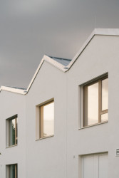 Jednotlivé „domky“ mají fasádu s rozdílnou zrnitostí omítky. (Domov pro seniory s mateřskou školou v Horních Jirčanech, ti architekti)