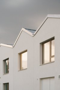 Jednotlivé „domky“ mají fasádu s rozdílnou zrnitostí omítky. (Domov pro seniory s mateřskou školou v Horních Jirčanech, ti architekti)