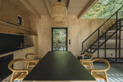 Černá se v interiéru opakuje. (Chata u Sázavy mezi skálou a řekou; Mimosa Architekti)