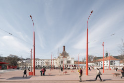 Mendelovo náměstí v Brně je především důležitý přestupní uzel městské dopravy. Jsou tu nové přístřešky, mobiliář a prostranství, kde je příjemné se na cestě zastavit (Mendelovo náměstí, CHYBIK+KRISTOF, 2022)