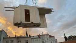 Moduly se vznášely nad městem ve výšce okolo 20 m