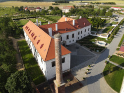 Historie zámku sahá až do středověku, jeho dnešní podoba ovšem pochází z třicátých let 16. století