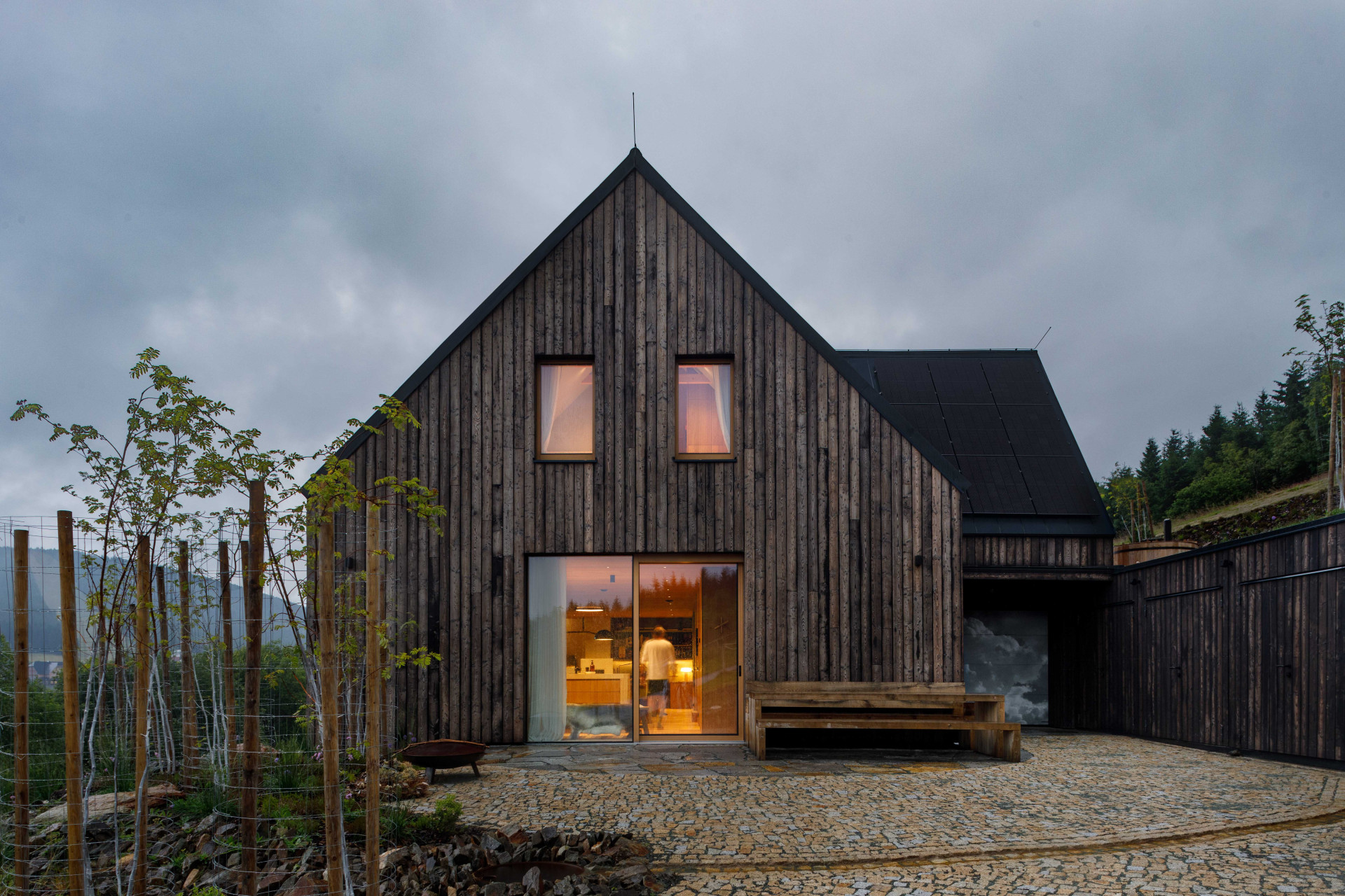 Chalupa tvarem i materiálem respektuje zdejší pravidla. (OK PLAN ARCHITECTS, Rodinná bouda)