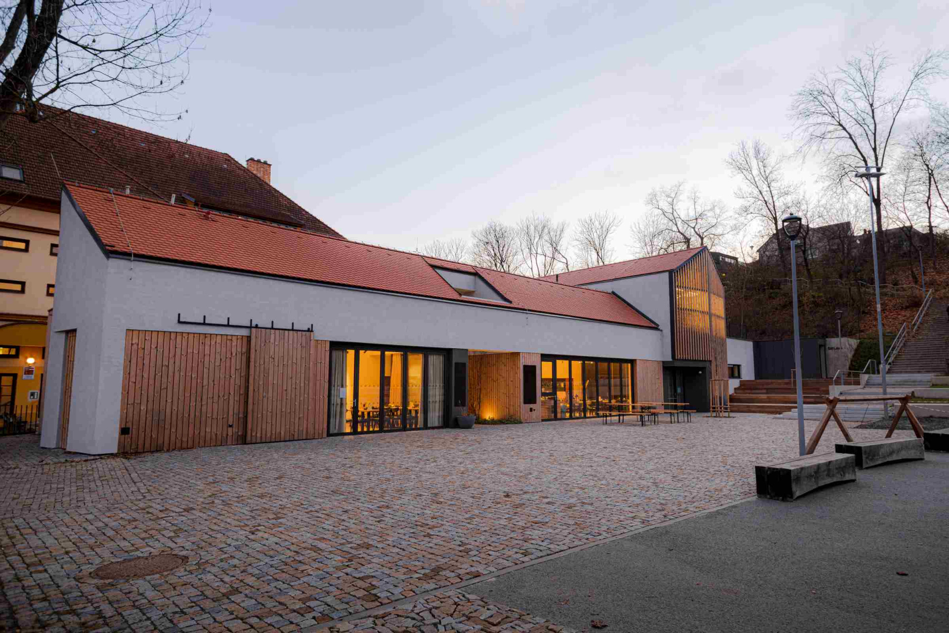 Budova knihovny s restaurací ve Šlapanicích od Milana Podroužka a spoluautorů