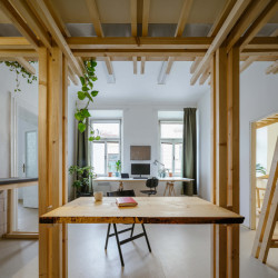 Ondřej Bělica - Ateliér na náměstí: Laťové konstrukce rozdělují prostor ateliéru na pracovní a obytnou část