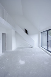 Nejvyšší podlaží nabízí loftové byty převýšené do podkrovní části. (Bytový dům Krušec, monom)