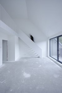 Nejvyšší podlaží nabízí loftové byty převýšené do podkrovní části. (Bytový dům Krušec, monom)