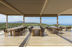 Studio L. Z. Atelier realizovalo moderní golfový klub v Řecku, který zdobí nábytek světových značek