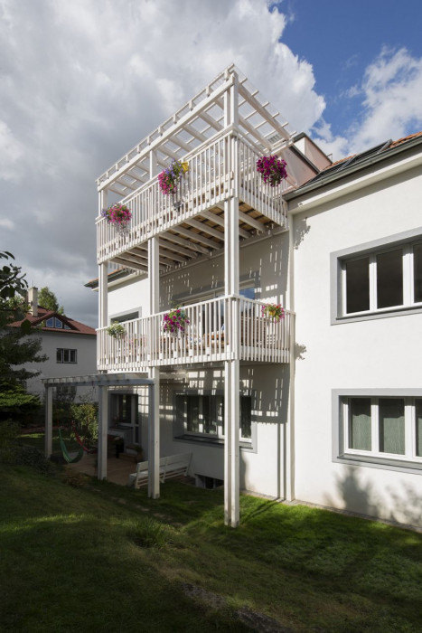 No Architects, Rekonstrukce prvorepublikového bytového domu – foto