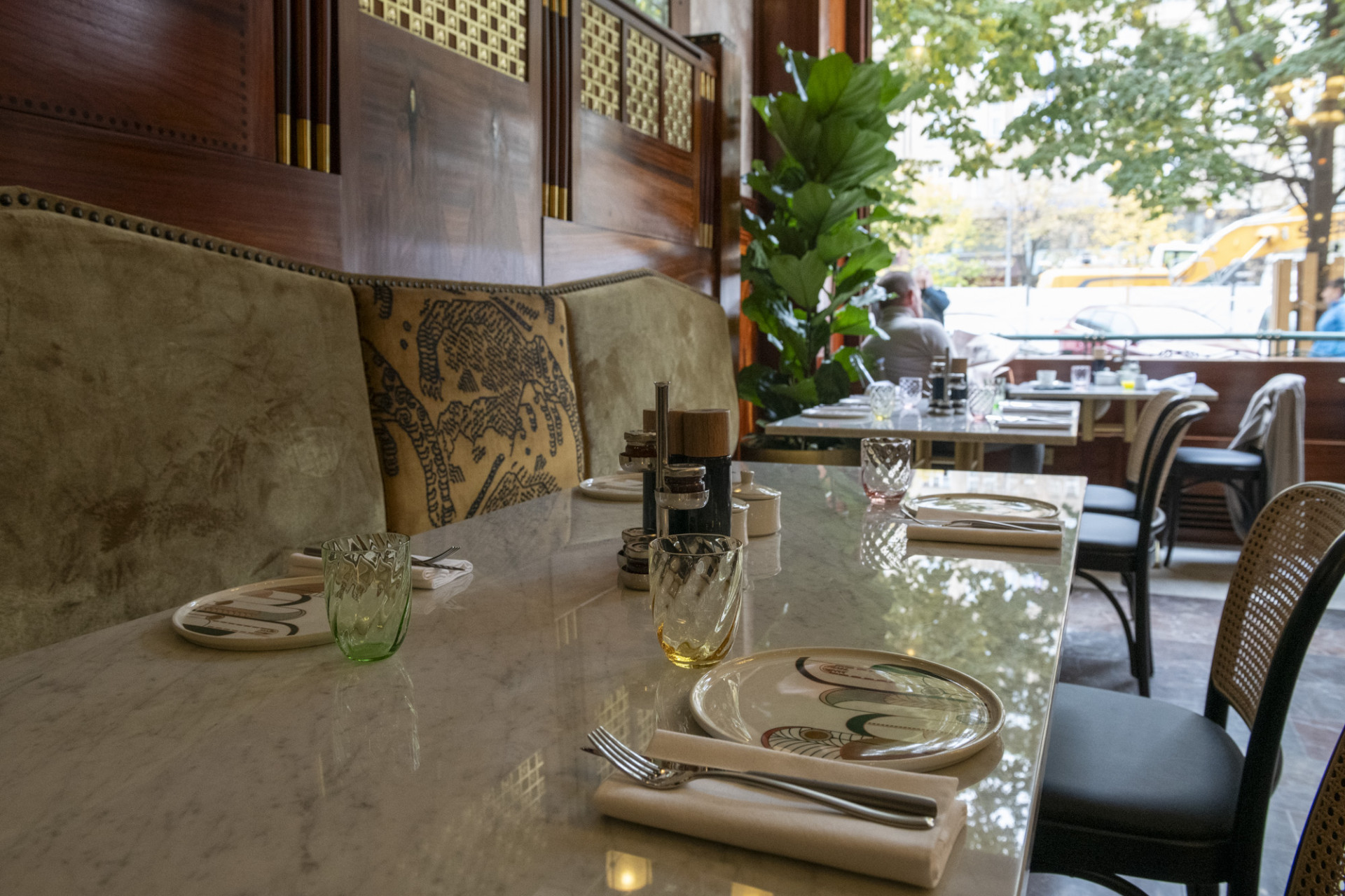 W Prague konkrétně hlásá, že chce nabízet „jedinečné zážitky“ (a produkty) z Prahy. I proto si v parteru otevřela showroom sklárna Klimchi z Kamenického Šenova, jejíž sklo nechybí ani v podnicích uvnitř hotelu. V interiéru narazíte i na další české značky – třeba designové hasicí přístroje Amplla nebo kosmetiku Smyssly.